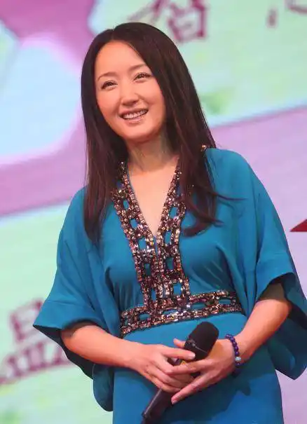 杨钰莹50岁并不是没皱纹在机场被拍的素颜照脸松垮下坠