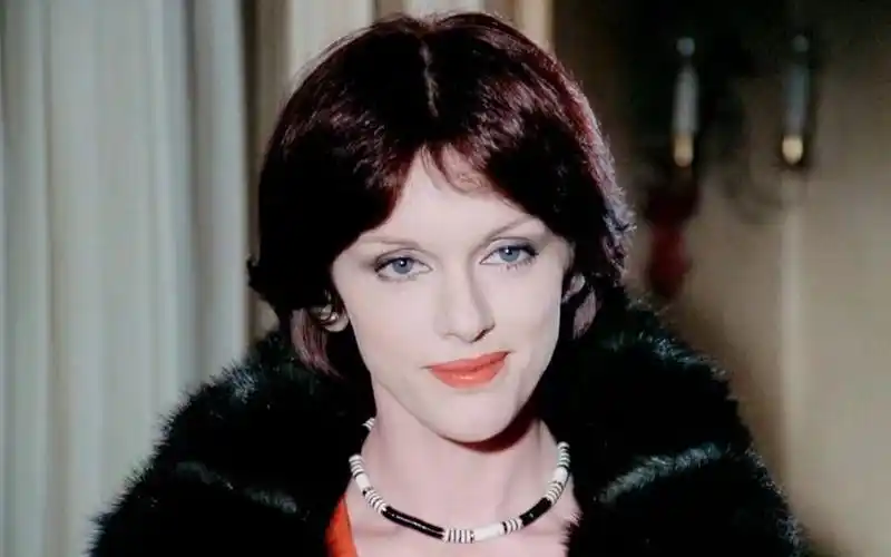 法国,英国两版红衣美女,一位高贵优雅,一位甜的像水蜜桃 anny duperey