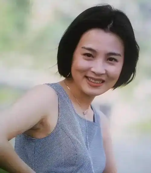 演员赵明明:嫁给英宁,离婚时抱着女儿大哭,52岁依旧单身