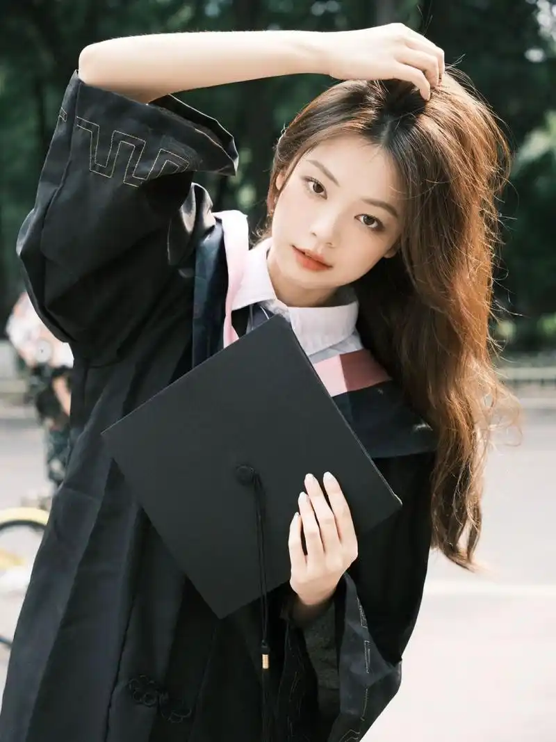 毕业写真|学士服氛围感轻松拿捏 毕业也要有仪式感,穿学士服拍照当然