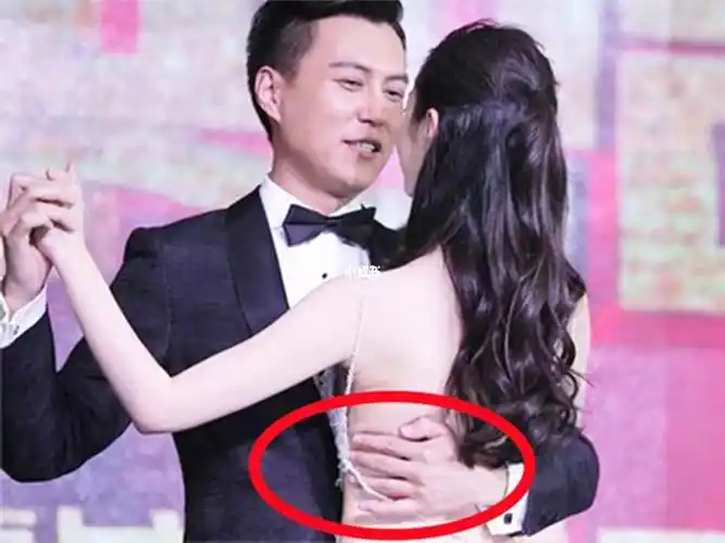 宋轶穿露背服和靳东共舞注意靳东手放哪