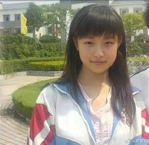 倪妮从小到大没变化!初中青涩毕业照曝光,穿校服依旧是人群最美