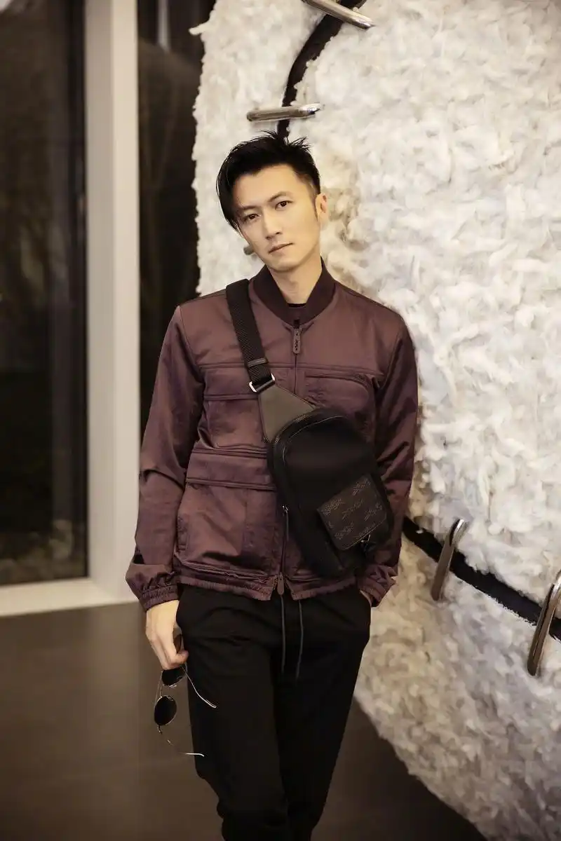 参观杰尼亚在米兰的总部,谢霆锋金丝墨镜搭配紫色夹克很帅气,期待秀场