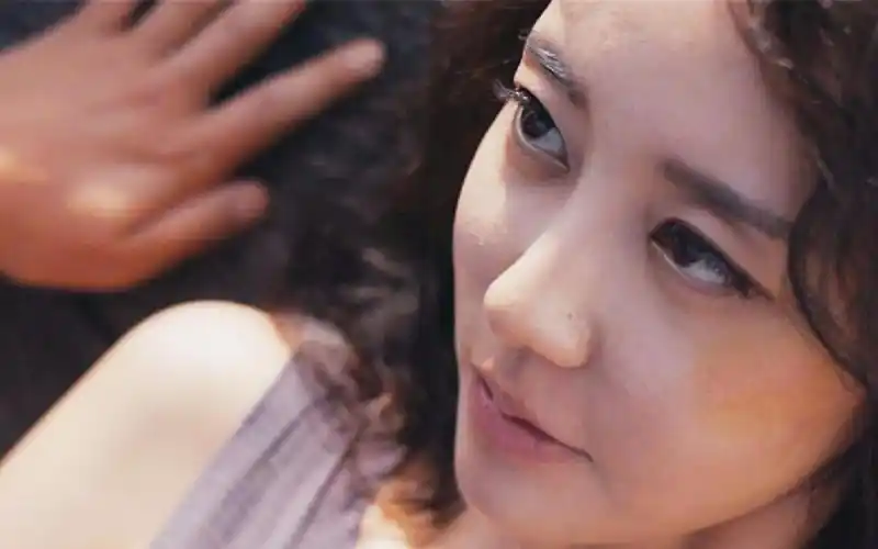 韩国电影【嘘!禁止想象】精彩片段～小情侣在楼道亲亲,差点被发现