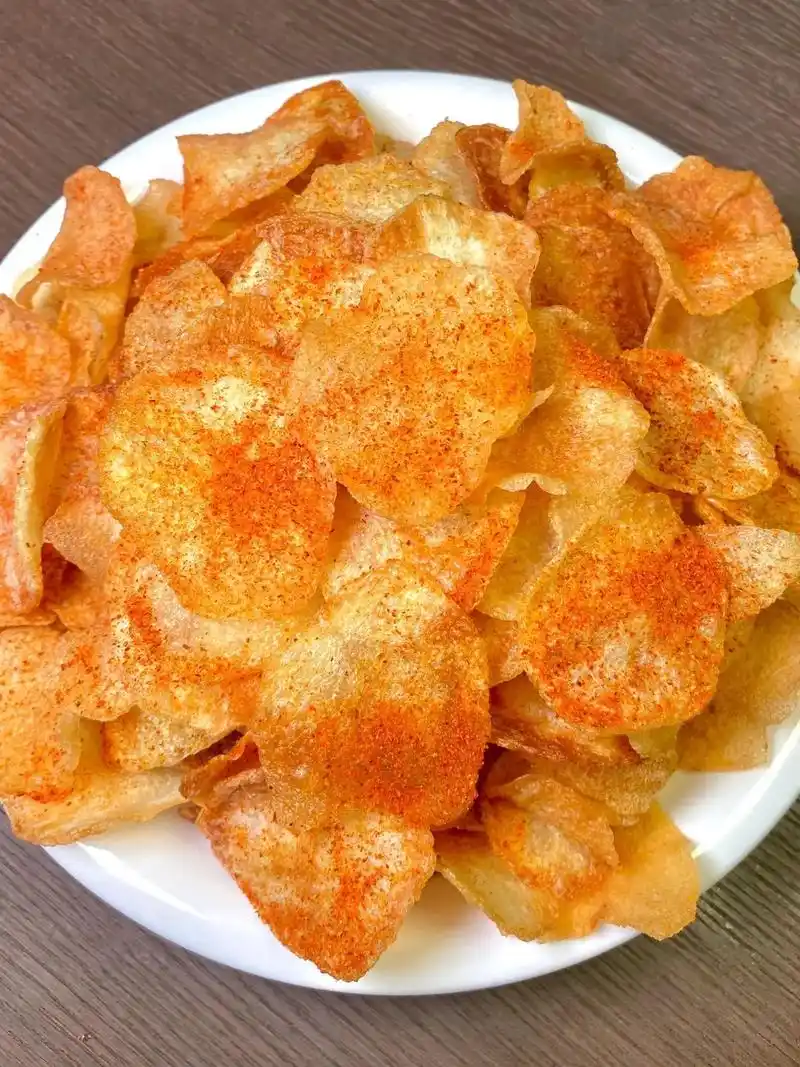 在家也能炸薯片.#舌尖上的味道  建议兜里有2块钱的都去试试 - 抖音