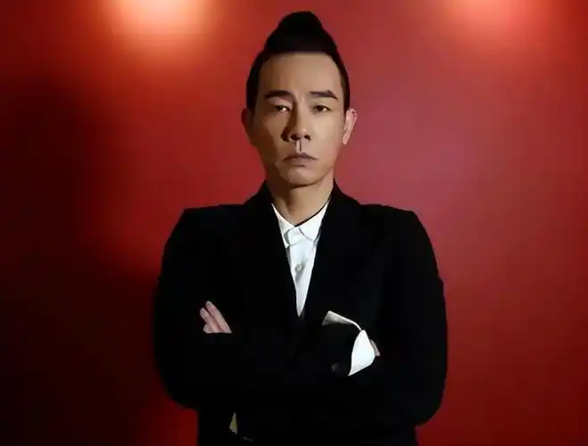 身价5亿还不满足陈小春花100万改名后演艺事业水涨船高