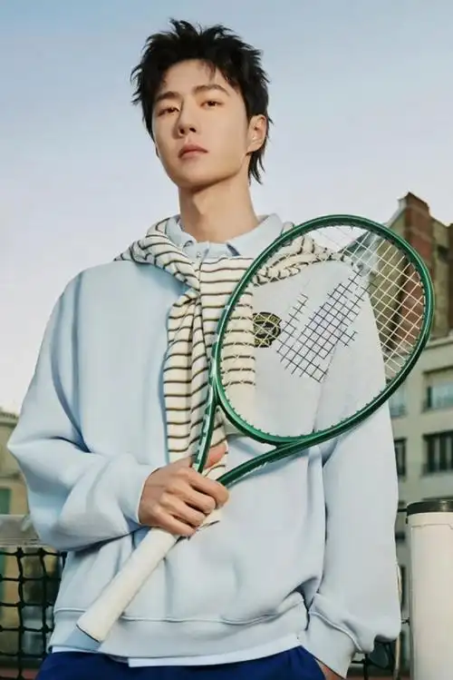 难怪王一博即使再尴尬也找不到任何负面信息. 他不喜欢玩手机.