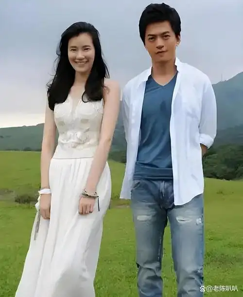 李健演唱会妻子罕现身,下楼梯紧牵手,孟小蓓半年胖 30 斤变圆润