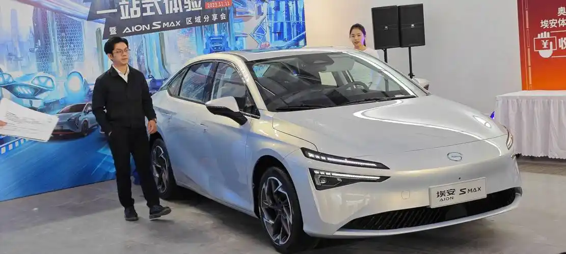 埃安aion s max前脸采用了上下分体式的大灯组设计,四条灯带从前脸