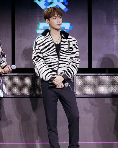 张艺兴这件灰色格子西装看着好时尚网友的关注点却在他鞋子上