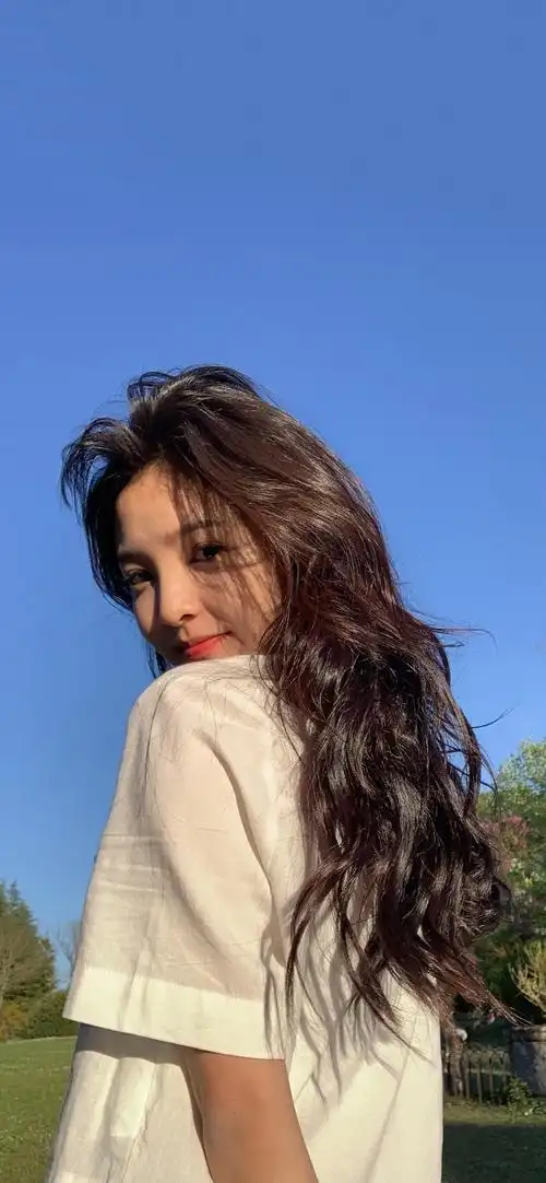 章若楠小清新美女侧脸唯美手机壁纸