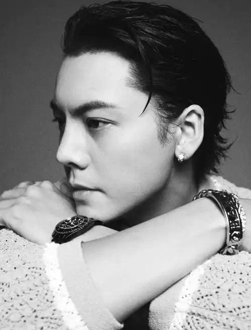 挪不开眼##我想谈个陈伟霆这样的#陈伟霆湿发大片曝光,解锁新发型好帅