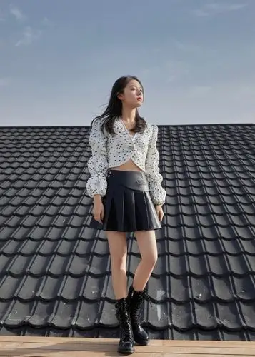 赵今麦的时尚看不明白穿百褶裙挺时髦的站屋顶上想要表达啥