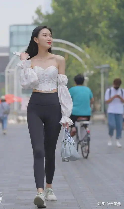 金圣元 的想法: 紧身裤美女:一字领背心 黑色紧身裤穿搭… - 知乎