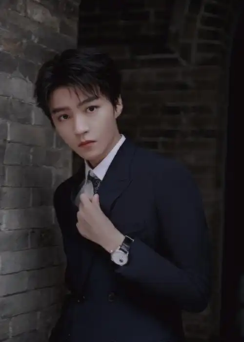 王俊凯海军蓝西装