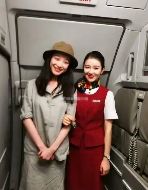倪妮跟空姐合影被碾压,虽然辨识度更高,但空姐脸小气质很清纯!