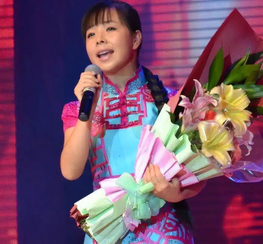 回顾歌手王二妮:23岁成名,放弃百万年薪嫁农村丈夫如今过得怎样