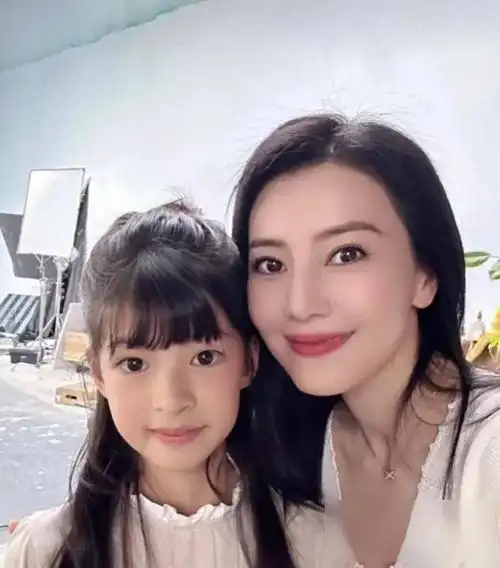 45岁高圆圆接女儿放学啦!母女超高颜值,幸福溢出屏幕