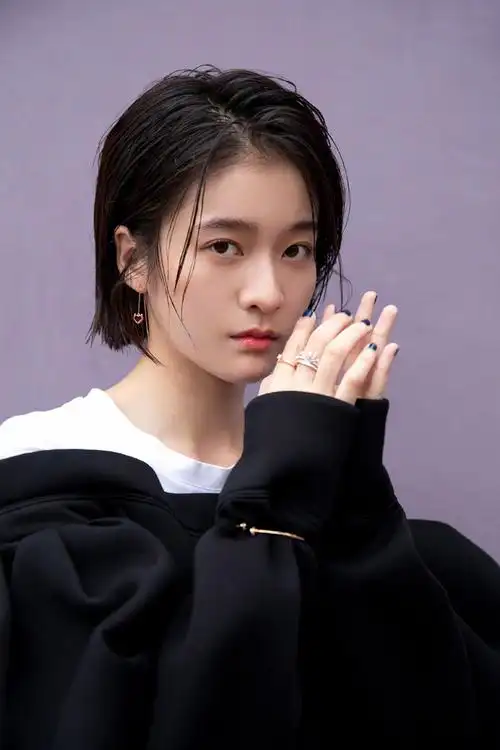 简介:张雪迎时尚个性写真图片,分享一组张雪迎图片给大家,图中的明星