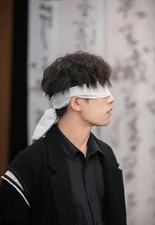 易烊千玺闭眼侧颜