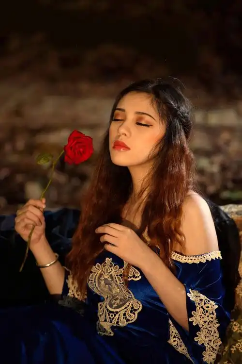 异域风情 妖艳美女夜色中手拿玫瑰花极致诱惑