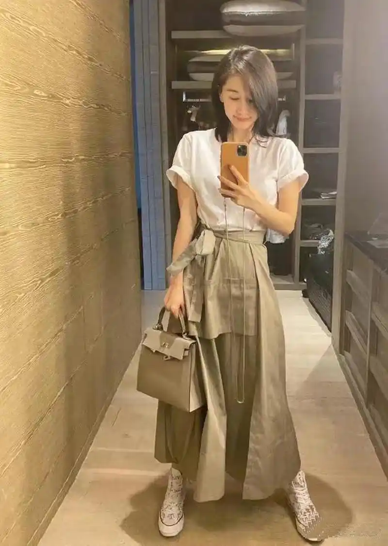 王子文应该是小个子女星里最会穿搭的.随便穿.