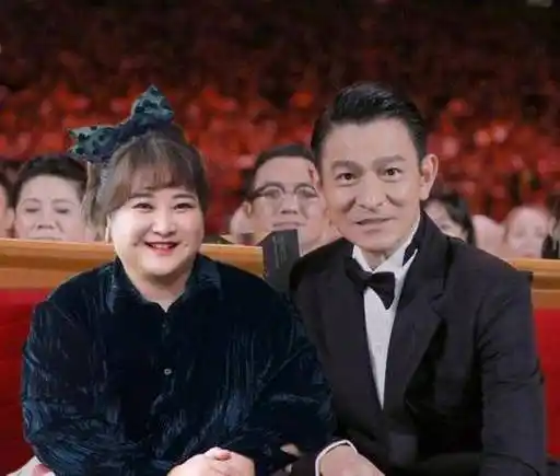 贾玲深夜与男子深夜漫步,疑似爆出恋情,还曾当街激吻_感情_身材_照片