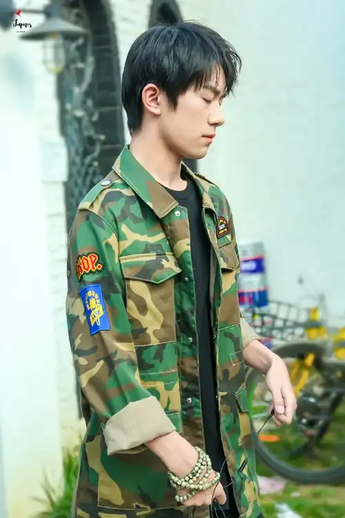 易烊千玺超话  2017 /0701 /170701  上下班  青苹果之味  #易烊千玺