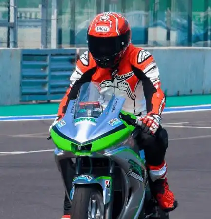 王一博出道8年仅一部代表作,戴上万元手表,如今依旧住在出租屋_头盔