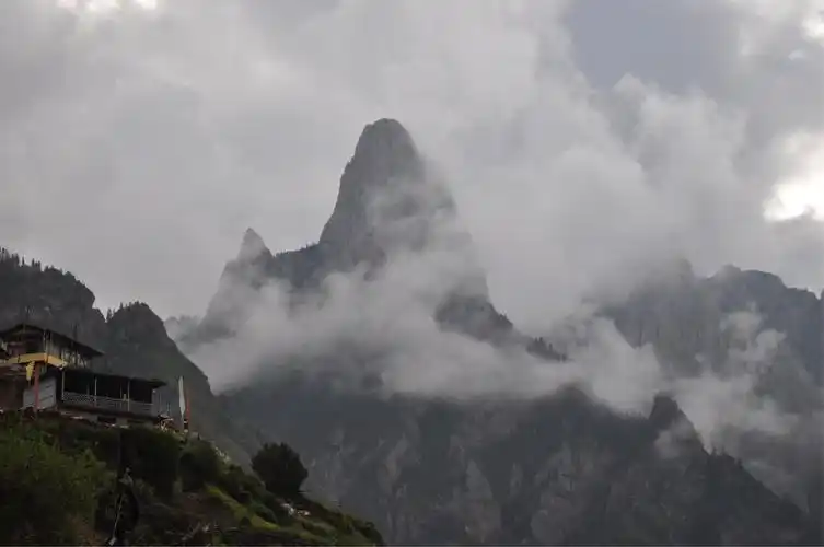 扎尕那景区巍峨耸立的山峰