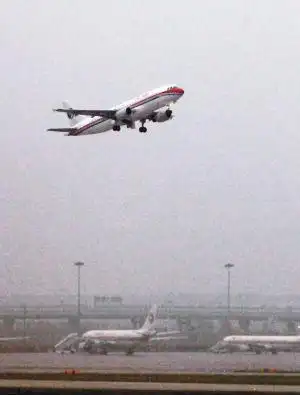 2013年4月24日,加注了生物航空燃油的飞机在清晨的雾霭中起飞