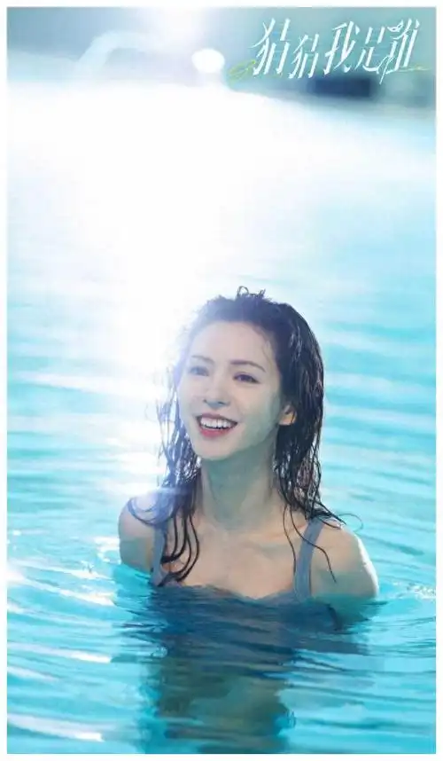 张予曦新剧跳水池秀身材湿发红唇白皙犹如神女沐浴