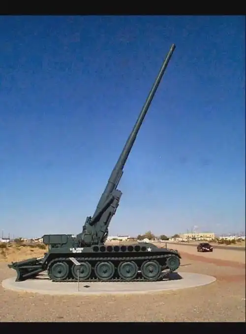 100门大炮急速射猛轰10公里外的100辆坦克能消灭多少坦克