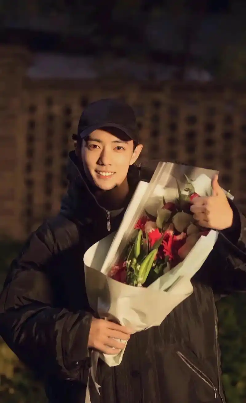 喜欢看肖战宝宝捧花