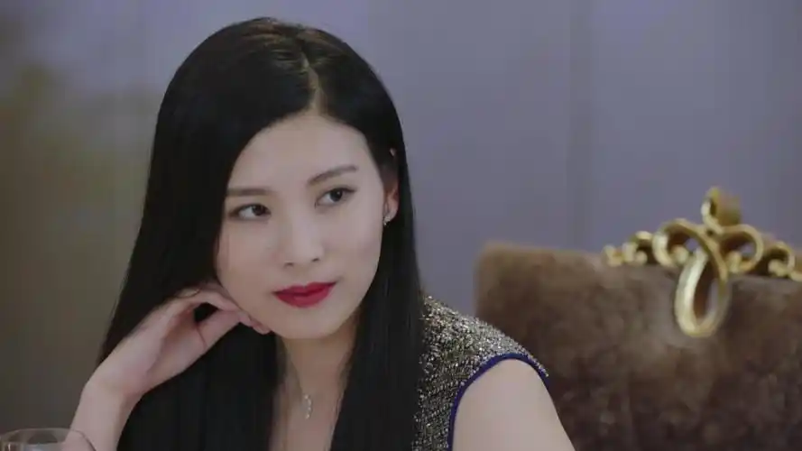 谍海追踪: 心机女记者秦璐心怀鬼胎, 偷偷摸摸在曹总的酒里下药!