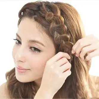 长脸怎样扎头发显脸短学生,校园女生头发不长不短还遮眼?