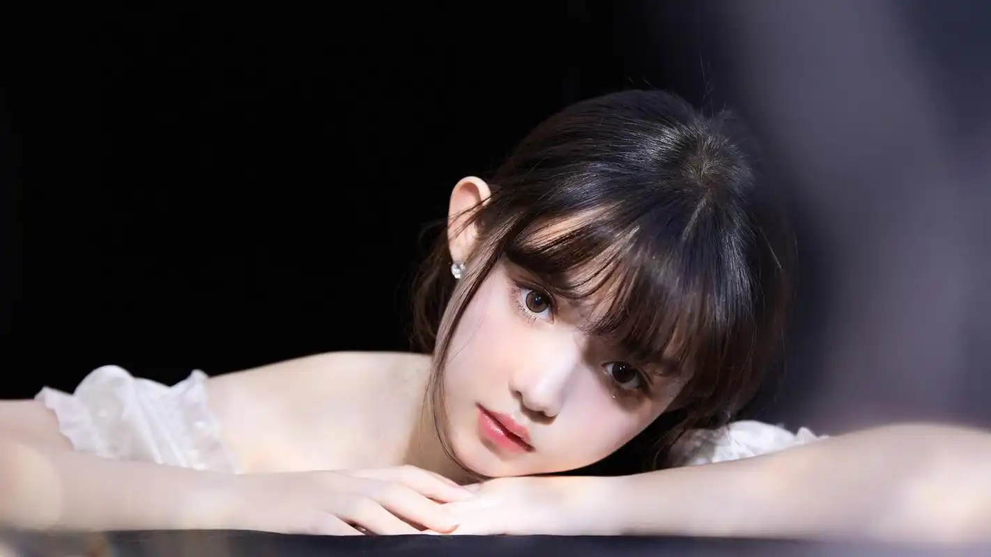 肤白貌美的气质美女