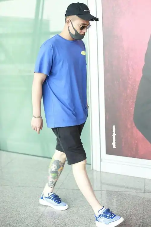 欧豪街拍:offwhite蓝t恤搭配palace短裤 chanel球鞋潮味型男