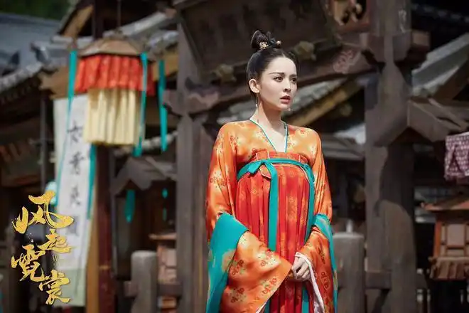 古力娜扎出演《风起霓裳》,一身红色古装服,很有代入感