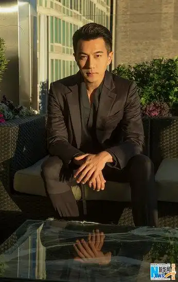 刘恺威纽约街拍从容优雅尽显绅士品格