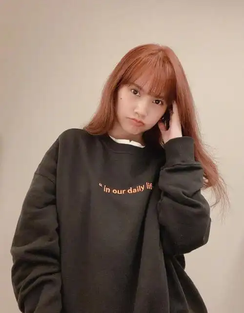 杨丞琳又换新发型留齐刘海再染新发色36岁显嫩回23岁