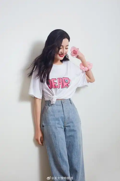 迪丽热巴夏日甜美私服穿搭