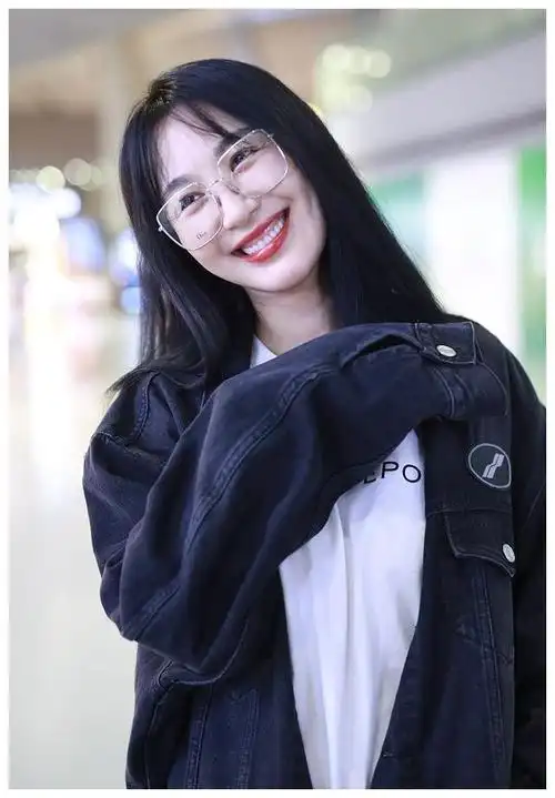 李菲儿一身黑白穿搭休闲时尚,对镜比心甜笑活力十足
