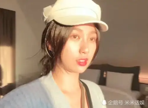 虞书欣在酒店自拍,当太阳直晒她的脸,黑了十度的皮肤过于真实