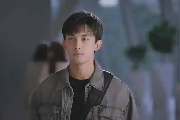 吴磊新剧开播,凭借身材再度出圈!与周雨彤互动,从剧里甜到戏外