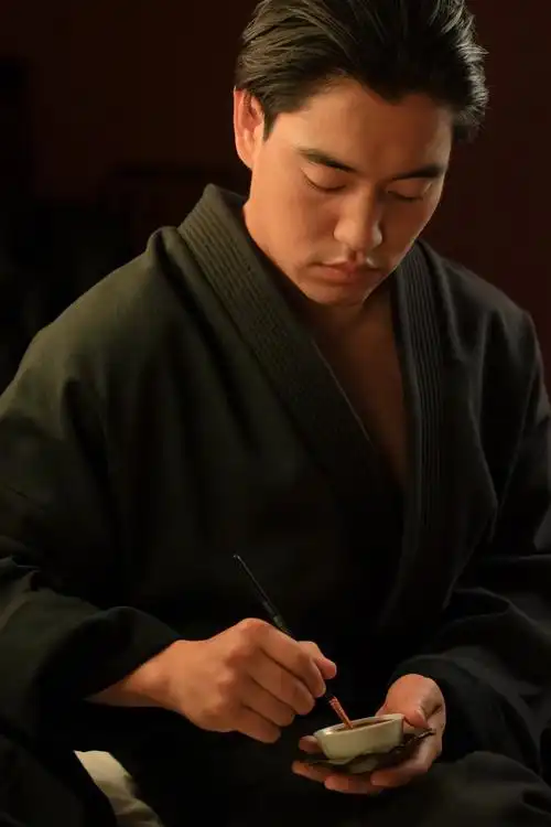 黑袍男人专注图片