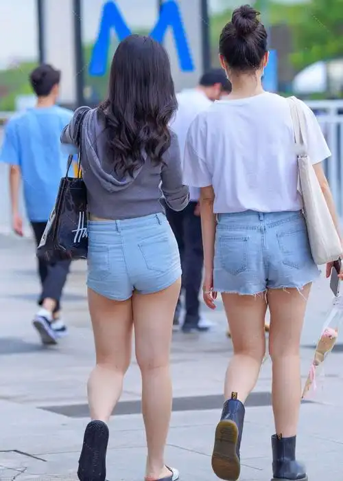 原创灰色连帽针织卫衣搭配牛仔短裤清爽利落又温柔