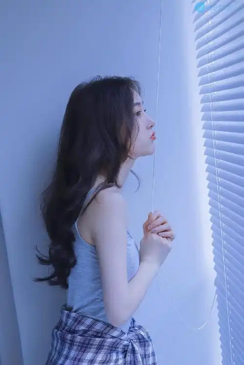 百叶窗帘后的极品白皙美女私房写真灰色的背心也好看极品美女吊带美女