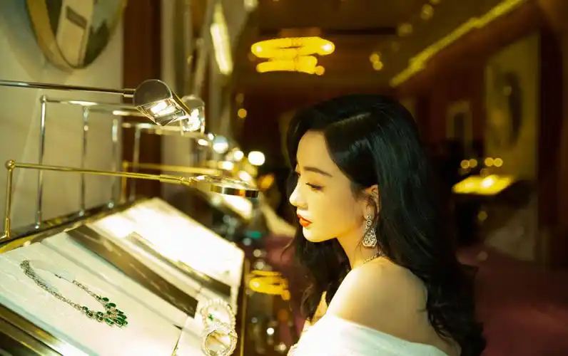 杨蓉穿一字肩白裙秀傲人身材肤白貌美气质优雅