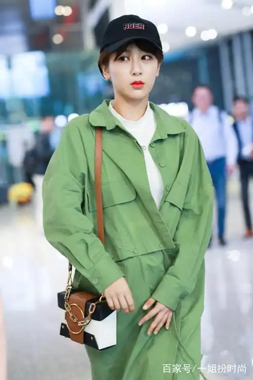 杨紫现身机场,尖头短靴 外翻牛仔裤,潮到炸裂